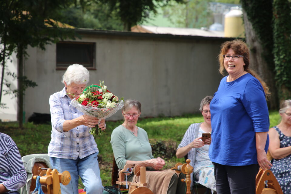 Anne Walter freut sich über einen Blumenstrauß zum 20. Jubiläum des Spinnwettbewerbs