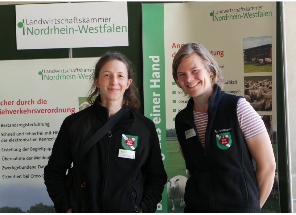 Frieda Jenster und Anna Roeren-Wiemers am Stand der Schafberatung NRW. Es fehlt: Claudia Hitzler-Colsman. (© Schafzüchtervereinigung NRW)