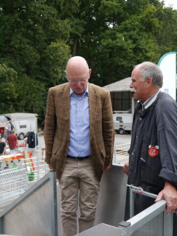 NRW-Schaftage 2025: Der Präsident der Landwirtschaftskammer NRW Karl Werring besichtigt den Badewagen