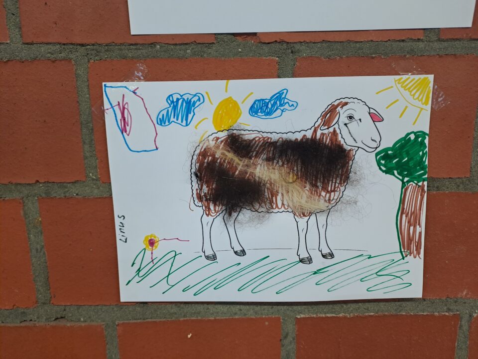 Die Arbeit von Linus wurde in der Übungshalle, wie viele andere auch ausgestellt. Unterstützt wurden die jungen Künstler und Künstlerinnen hierbei von Claudia Fuest aus Beckum.