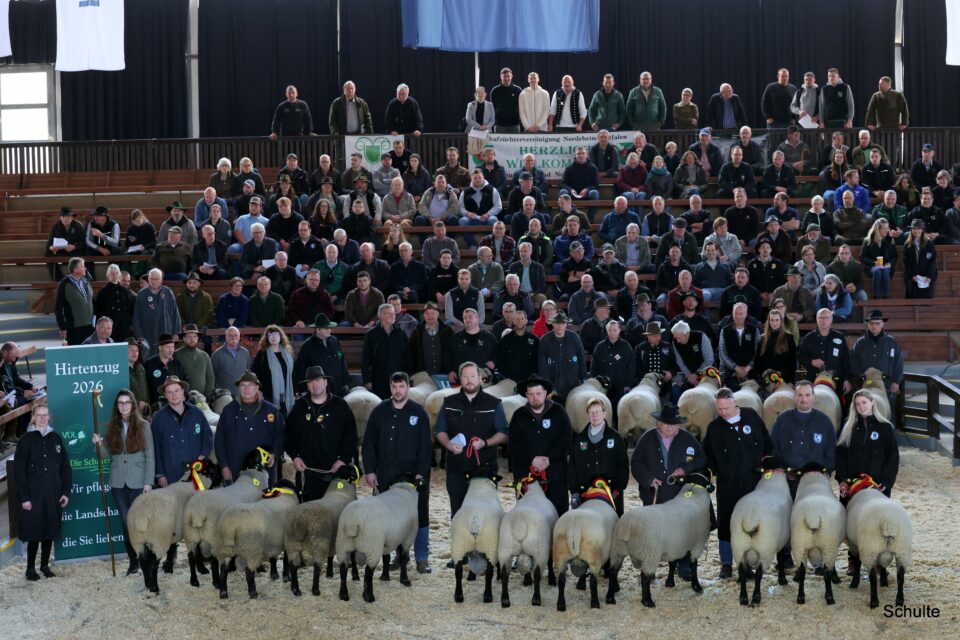 Züchter, Käufer und Besucher der bundesweiten Veranstaltung bewerben das gerade begonnene Internationale Hirtenjahr 2026. (Foto: Heinrich Schulte)