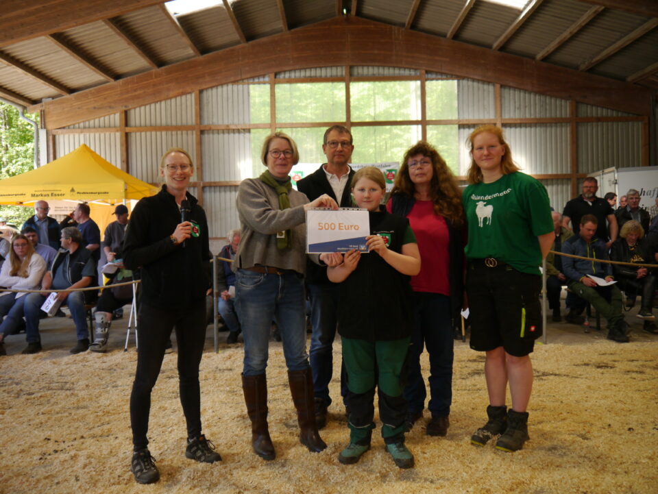 Fides Lenz (Zuchtleitung und Geschäftsführung der Schafzüchtervereinigung NRW), Claudia Fuest (VR Bank Westfalen Lippe) gem. mit ihrem Lebensgefährten und Züchter Meinolf Koerdt aus Beckum, Tina Viethen (stellvertretend für die Jungzüchter), Ortrun Humpert (Vorsitzende der Schafzüchtervereinigung NRW), Anja Viethen (Jungzüchterin aus Schwerte)