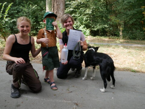 Theo Bergmann startete beim Zaunbauwettbewerb in der Mini-Master Class außer Konkurrenz. Mit ihm freuen sich Valeria Wiegand und Anna Roeren-Wiemers vom Team Schaf- und Ziegenberatung der Landwirtschaftskammer NRW mit Nell über die Preise der Firmen Göbel und Farmshop.